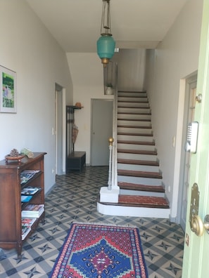 A staircase with a patterned carpet, a wooden bookshelf, and a hanging light fixture. - A 5-minute walk from the historic center, La Maison de Josette (L'Isle-sur-la-Sorgue)