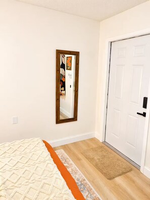 Interior - Cozy studio with Kitchen + Free Parking + Central location in Miami. (Miami)