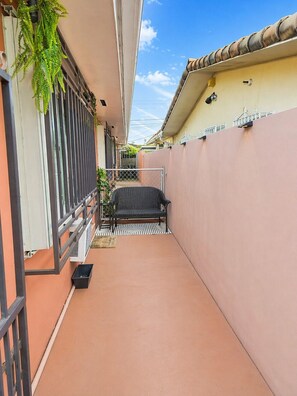 Terrace/patio - Cozy studio with Kitchen + Free Parking + Central location in Miami. (Miami)