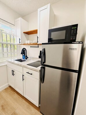 Private kitchen - Cozy studio with Kitchen + Free Parking + Central location in Miami. (Miami)