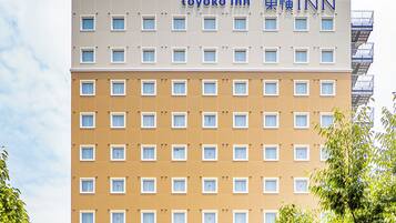 A hotel building with multiple windows and a sign reading 'toyoke inn'.