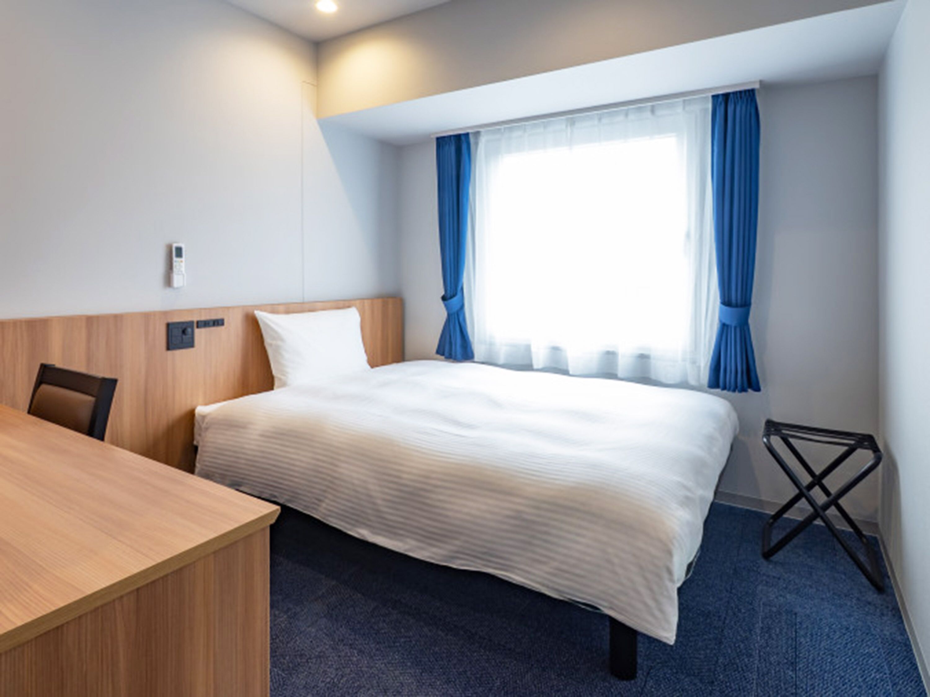Espacio para trabajar con laptop y cortinas blackout 