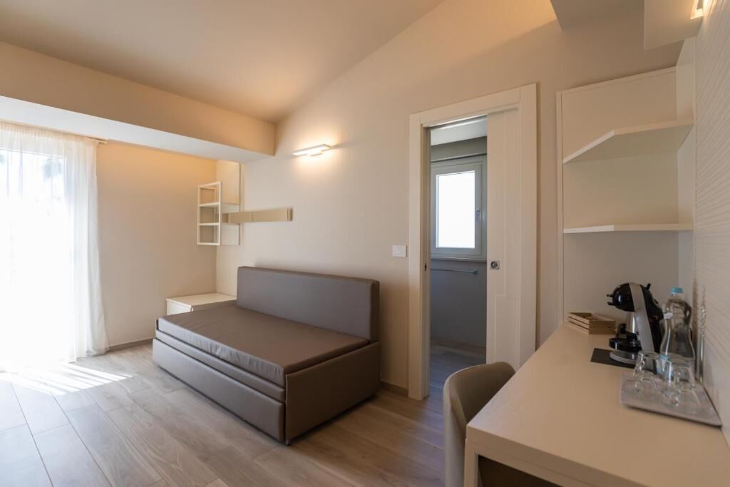 Deluxe Quadruple Room | Living area