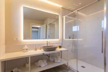Deluxe Quadruple Room | Bathroom. Capovaticano Luxury Rooms