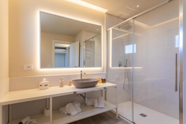 Chambre quadruple Deluxe | Salle de bain | Douche, séchoir à cheveux, pantoufles, serviettes fournies