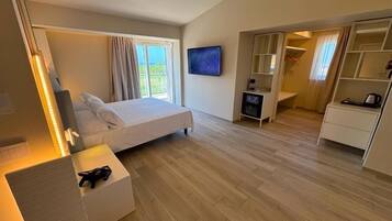 Chambre supérieure double ou avec lits jumeaux, balcon, vue sur la mer