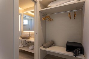 Superior kamer, 1 twee- of 2 eenpersoonsbedden, balkon, uitzicht op zee | Badkamer