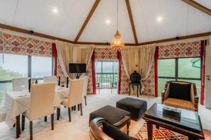 Suite Classique, balcon, vue montagne | Coin séjour