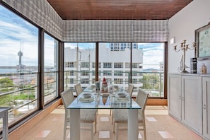 Dining - Penthouse - 2-Bed w/ Private Elevator / Olympic Pool (pattaya)