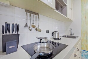 Fridge, microwave, oven, dishwasher - Penthouse - 2-Bed w/ Private Elevator / Olympic Pool (pattaya)