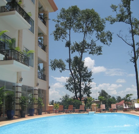 Outdoor pool. STUNG SANGKE HOTEL
