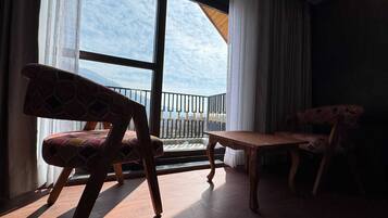 Classic Room, Balcony, Mountain View | Interior