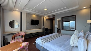 Classic Room, Balcony, Mountain View | Egyptian cotton sheets, premium bedding, desk, laptop workspace - EMROZ BY KINGS RESORT (Pahalgam)