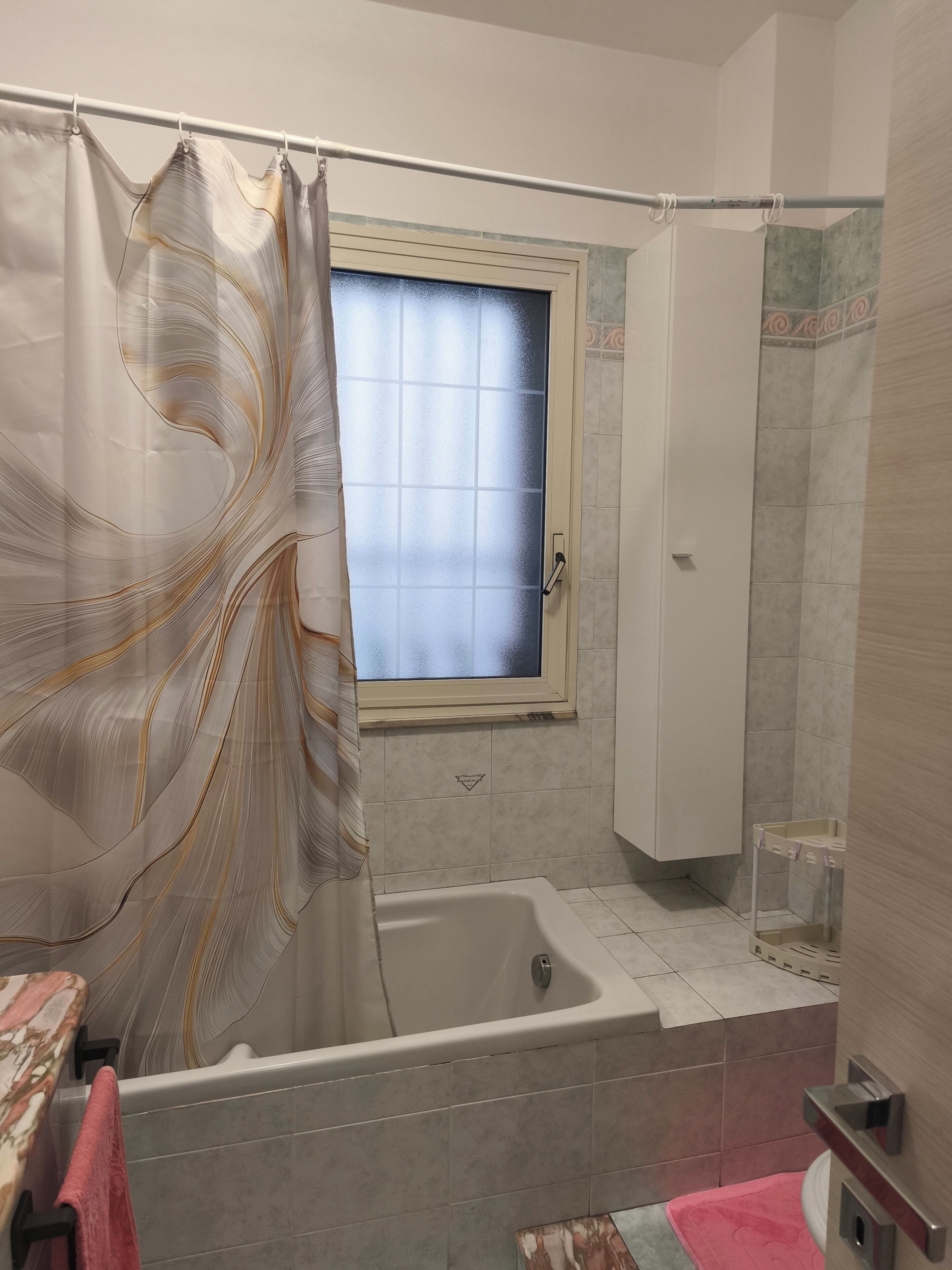 Douche, sèche-cheveux, bidet, serviettes fournies