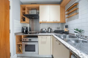 Kaffetrakter/tekoker, kjøleskap, mikrobølgeovn og ovn