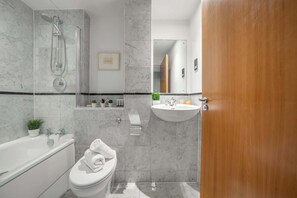 Shower, towels, shampoo - Central 1BR in the Heart of West End (London)