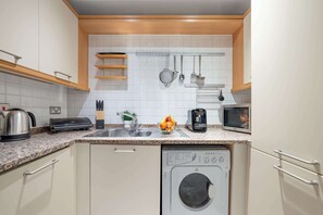 Fridge, microwave, oven, stovetop - Central 1BR in the Heart of West End (London)