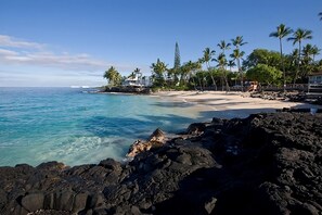 Beach - Scenic Stay with Pool, Garden Lounge & Curated Excursions Nearby (Kailua-Kona)