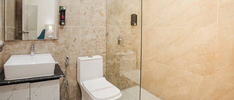 Un baño con lavamanos, inodoro y ducha.