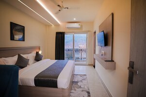 Habitación estándar, balcón | Espacio para trabajar con un portátil, wifi gratis, ropa de cama