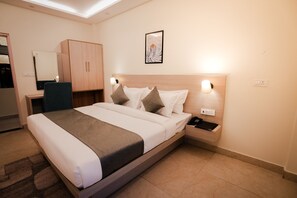 Laptop workspace, free WiFi, bed sheets - Alpine Retreat (Rishikesh)