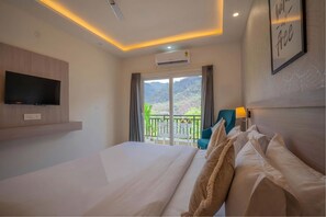 Superior Room, Balcony | Laptop workspace, free WiFi, bed sheets - Alpine Retreat (Rishikesh)