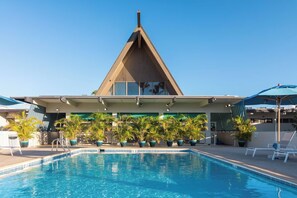 Pool - Explore Maui from our Cozy Oceanfront Room | Pets Are Allowed (Kahului)