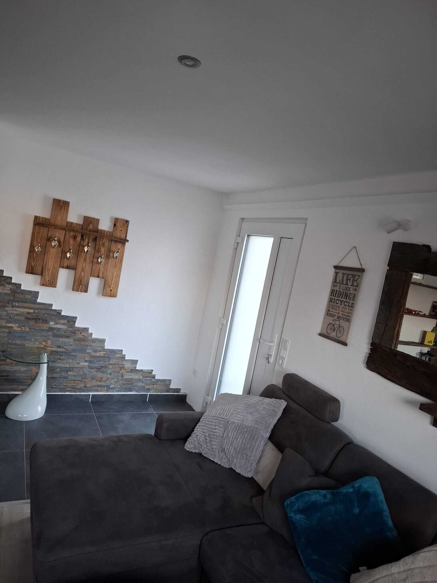 Smart TV, chimenea y libros 