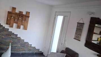 Smart TV, chimenea y libros