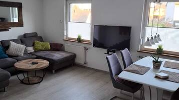 Smart-TV, Kamin, Bücher
