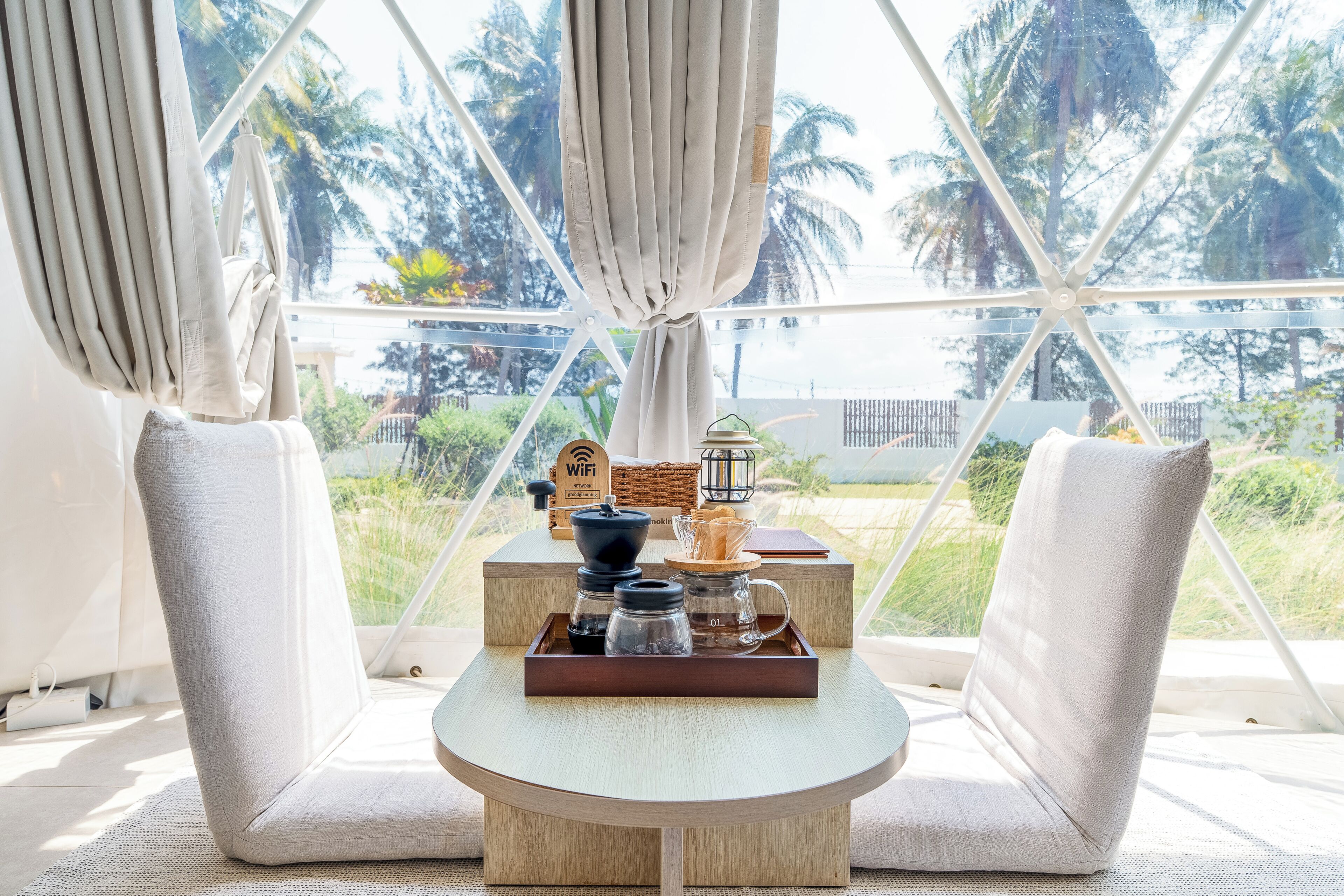Quarto casal luxo, vista para o mar | Frigobar, Wi-Fi de cortesia, roupa de cama