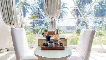 Quarto casal luxo, vista para o mar | Frigobar, Wi-Fi de cortesia, roupa de cama