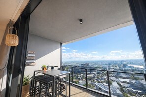 Outdoor dining - Designer 2 Bedroom Apartment in South Brisbane (South Brisbane)