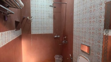 Standard Room, 1 King Bed, Balcony, City View | Bathroom