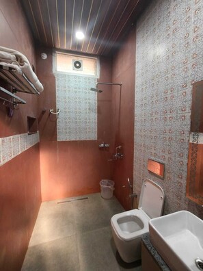 Habitació estàndard, 1 llit de matrimoni gran, balcó, vistes a la ciutat | Bany