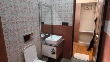 Standard Room, 1 King Bed, Balcony, City View | Bathroom