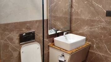 Premium Room, Balcony, Pool View | Bathroom