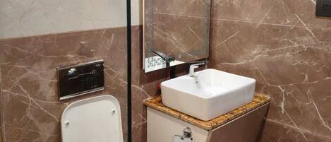 Ein Badezimmer mit Toilette, Bidet und Waschbecken.