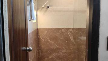 Premium Room, Balcony, Pool View | Bathroom