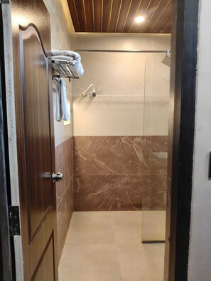 Chambre Prestige, balcon, vue sur la piscine | Salle de bain
