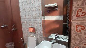 Standard Room, 1 King Bed, Balcony, City View | Bathroom