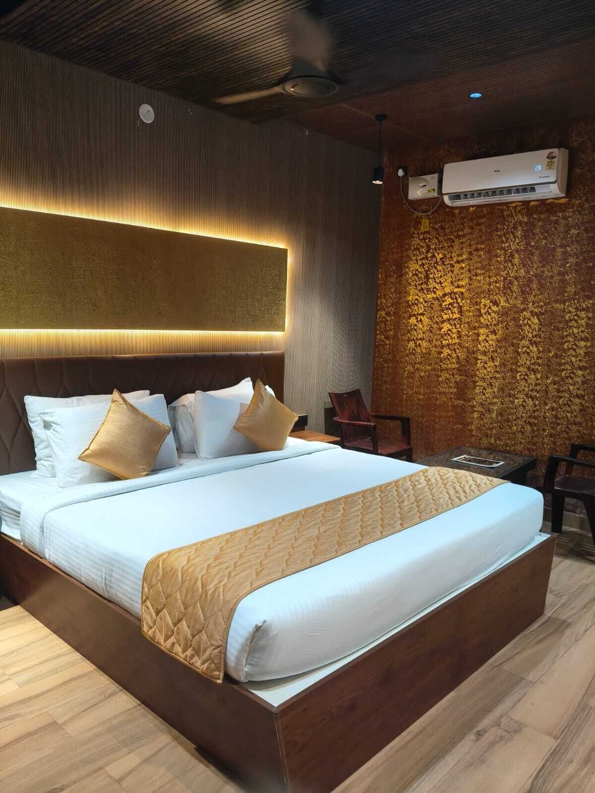 Standard Room, 1 King Bed, Balcony, City View