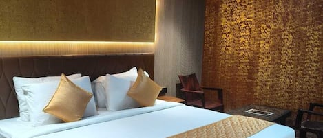 Standard Room, 1 King Bed, Balcony, City View | In-room safe, iron/ironing board, free WiFi