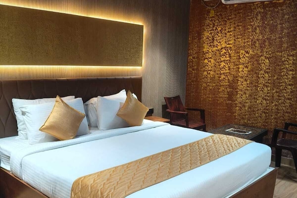Standard Room, 1 King Bed, Balcony, City View | In-room safe, iron/ironing board, free WiFi