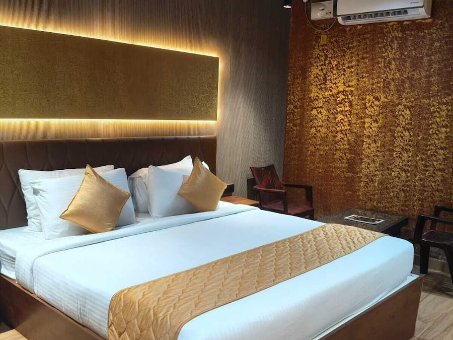 Standard Room, 1 King Bed, Balcony, City View | In-room safe, iron/ironing board, WiFi (free)
