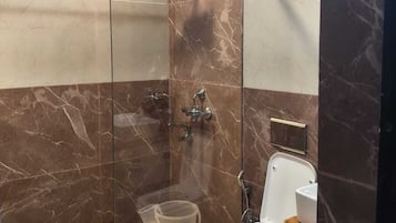 Premium Room, Balcony, Pool View | Bathroom