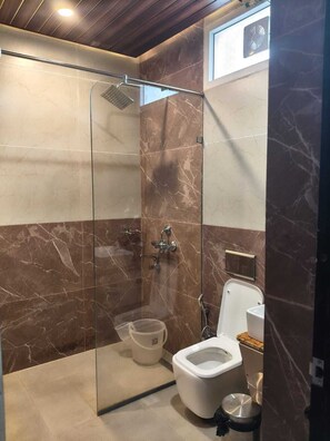 프리미엄룸, 발코니, 수영장 전망 | 욕실