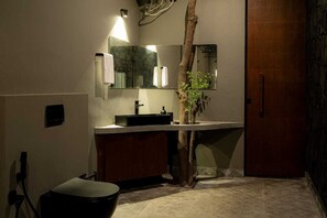 Villa - balkon - udsigt til have | Badeværelse