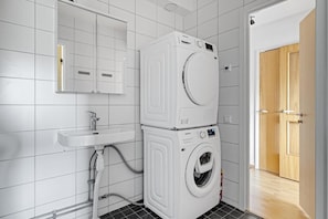 Bathroom - Charming Guest Room Retreat in Sundbyberg, Sweden (Sundbyberg)