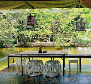 Outdoor dining - Tranquility living in the garden ,20km from airport (ฉะเชิงเทรา)
